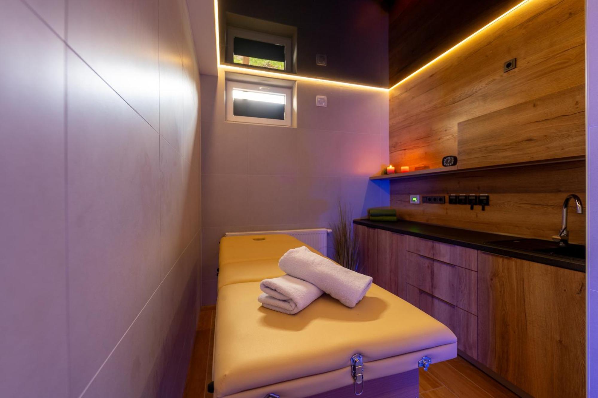 Wellness Pension Koliba Komorní Lhotka Exteriör bild